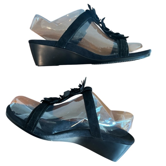 Vionic “Clay” Black Velvet Floral Wedges - Picture 4 of 10